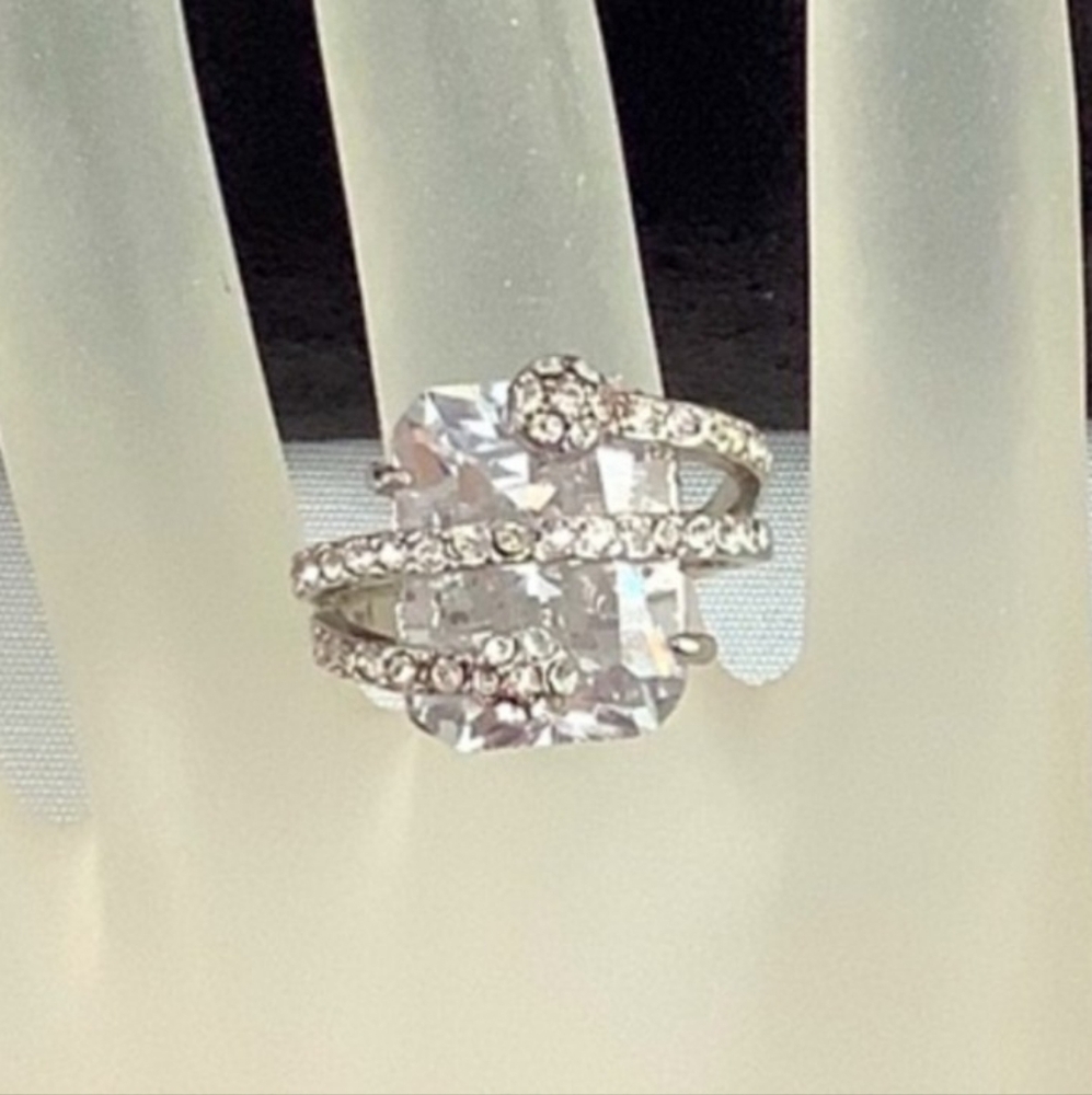 NWOT Womens Large CZ Wrapped Silvertone Statement Ring 6.5